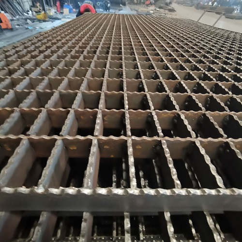 工業(yè)平臺鋼格板鋼格柵板在工業(yè)平臺建設(shè)中的優(yōu)勢