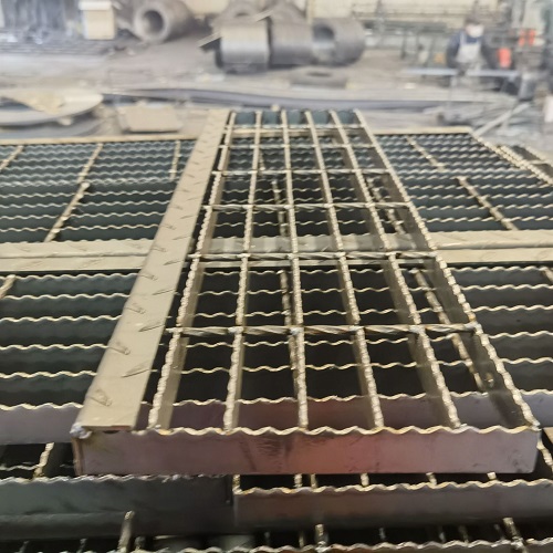 化工廠(chǎng)樓梯踏步鋼格柵鋼格板功能與優(yōu)勢(shì)