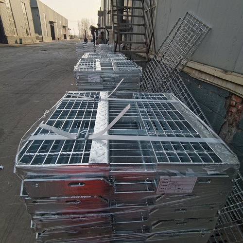 化工廠(chǎng)樓梯踏步鋼格柵鋼格板功能與優(yōu)勢(shì)