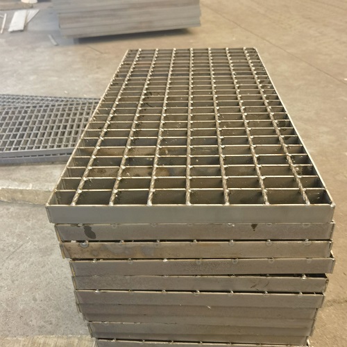 車間用平臺(tái)鋼格柵鋼格板需要考慮哪些因素