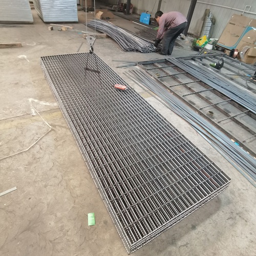 市政工程鋼格板選型：玻璃鋼格柵VS金屬格柵對比！