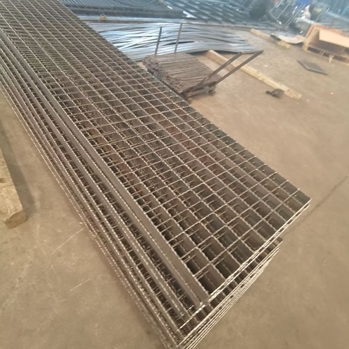 學(xué)校操場鋼格柵：防護(hù)耐用的兒童友好方案