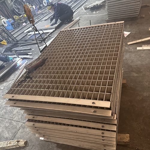 鋼格柵板踩空怎么辦？防滑設(shè)計(jì)來(lái)幫忙