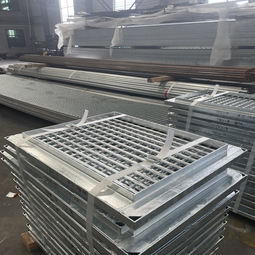 鋼格柵板踩空怎么辦？防滑設(shè)計(jì)來(lái)幫忙