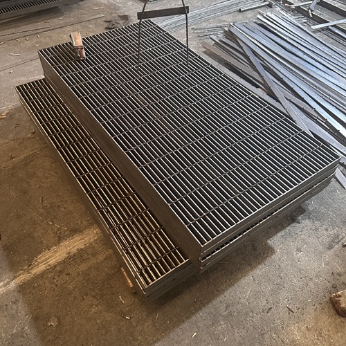 鋼格板材質(zhì)選錯易開裂！2025選型避雷指南