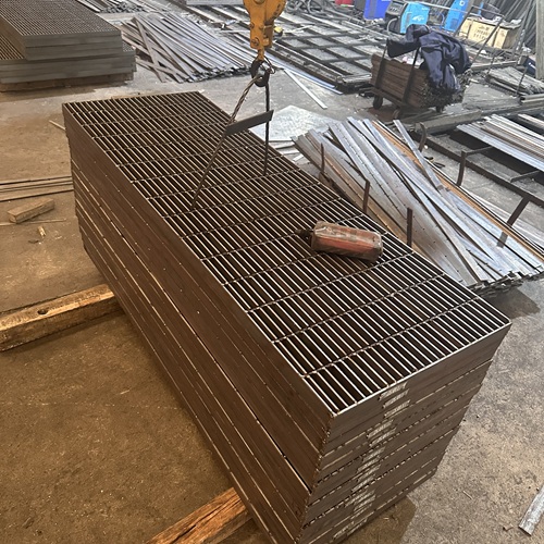 鋼格板防滑處理不到位！雨天易出事，怎么選才對